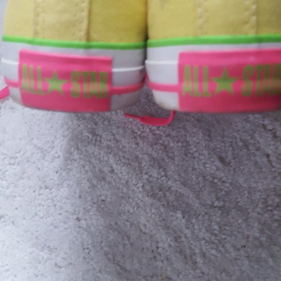VINTAGE CONVERSE ALL STAR COLOR: BRIGHT YELLOW, GREEEN THE LACES HOT PINK. - Picture 8 of 10